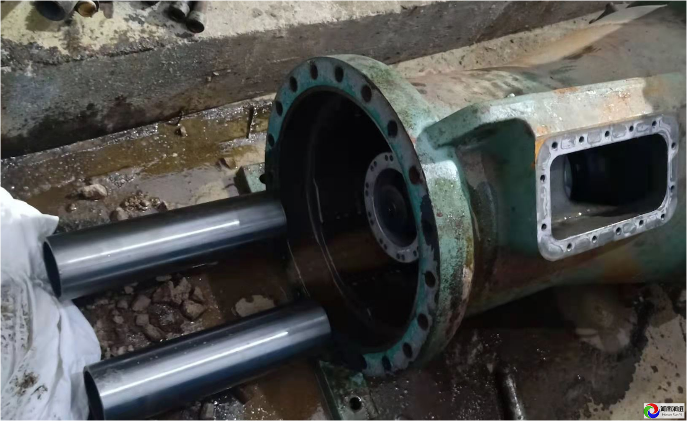 河南鄭州東區中央空調機組比澤爾壓縮機(CSH951-210)維修